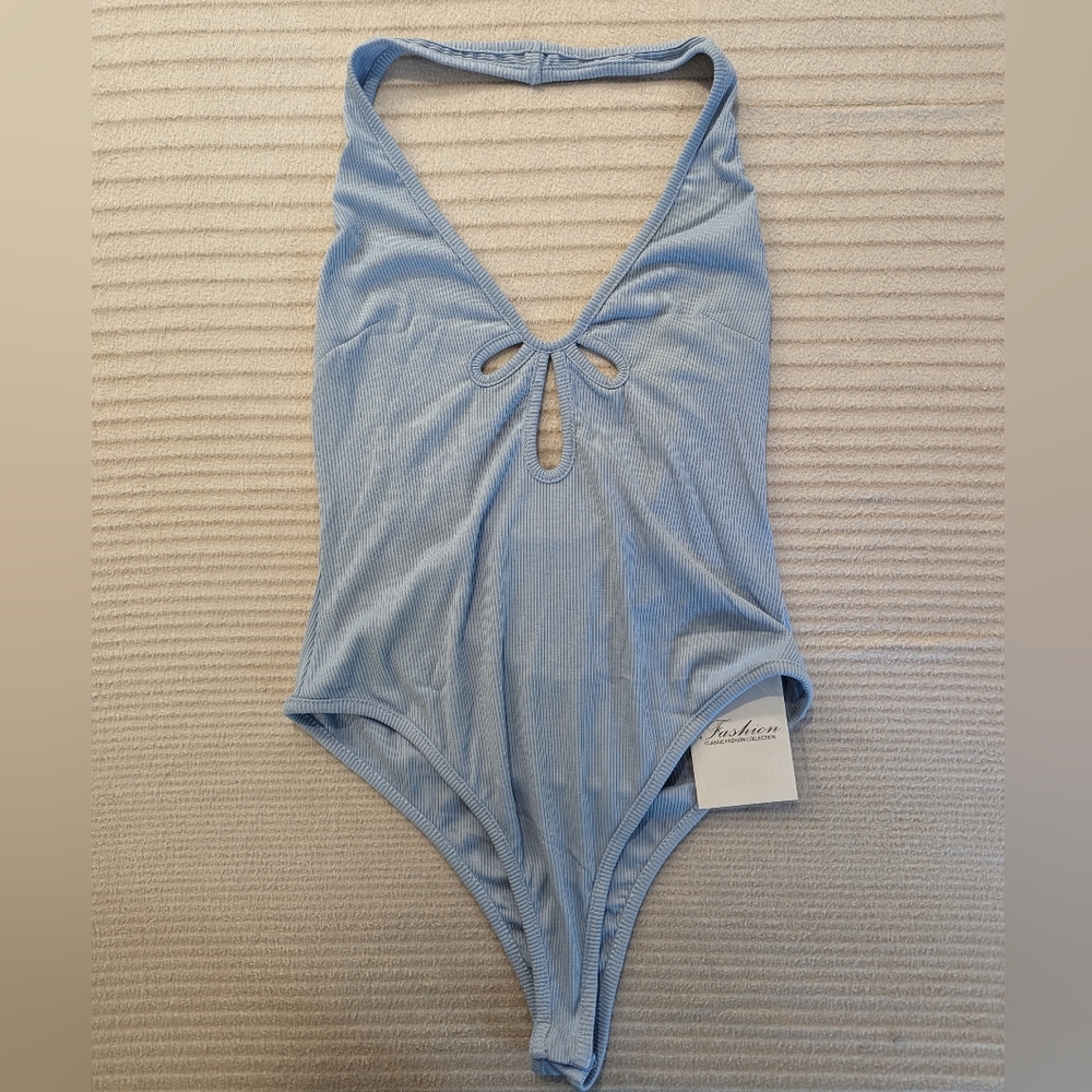 🌺 NWT🪻 Halter Body Suit